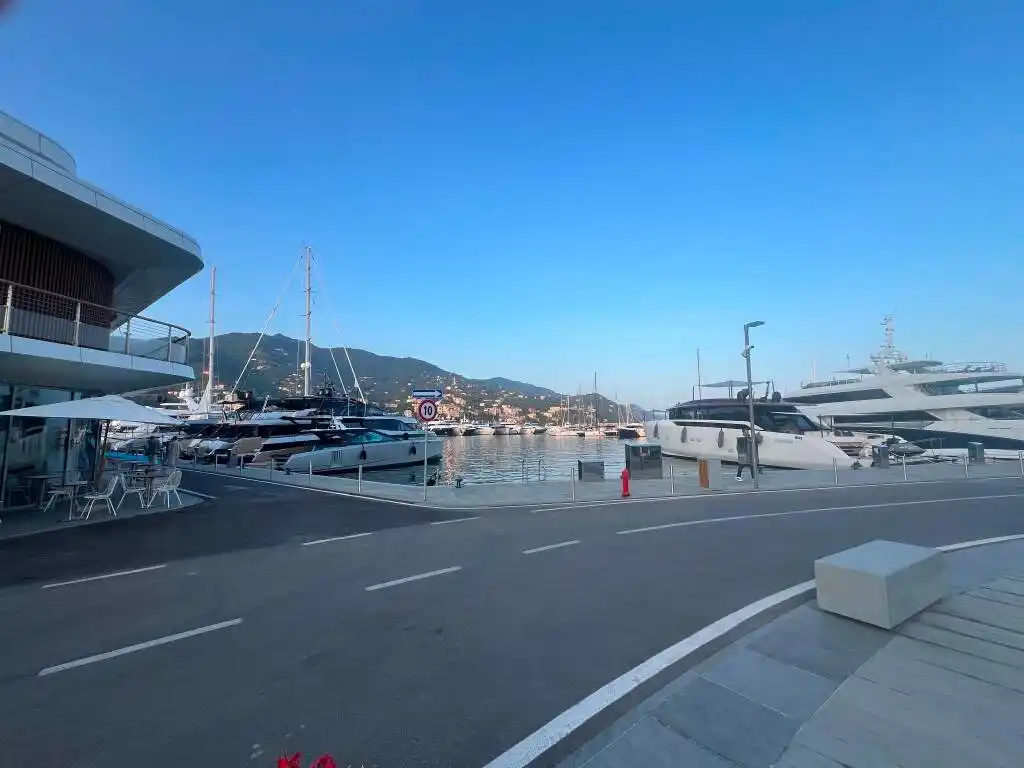 Image from Levante News: *Rapallo: giugno al porto Carlo Riva, moli da tutto esaurito*. Lo scal...