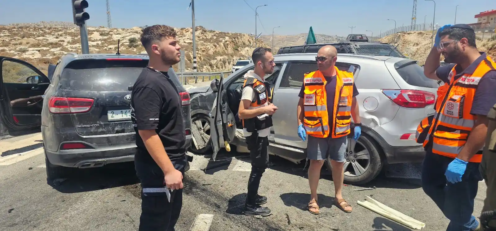 Image from איחוד הצלה: תאונה עם מעורבות שני כלי רכב אירעה בסמוך לצומת הכניסה לשער בנימין. צו...