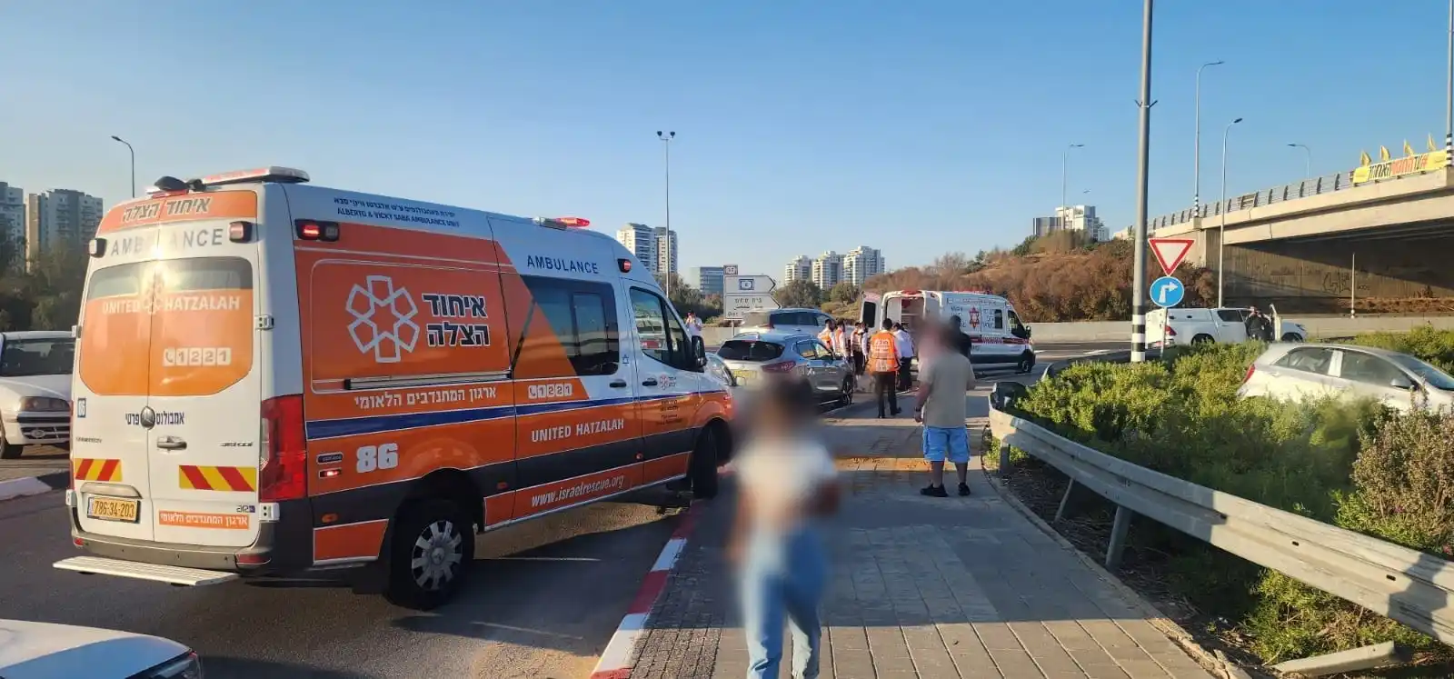 Image from איחוד הצלה: צוותי הרפואה של איחוד הצלה העניקו טיפול רפואי לנהגת רכב בת 18 שנפגעה ב...
