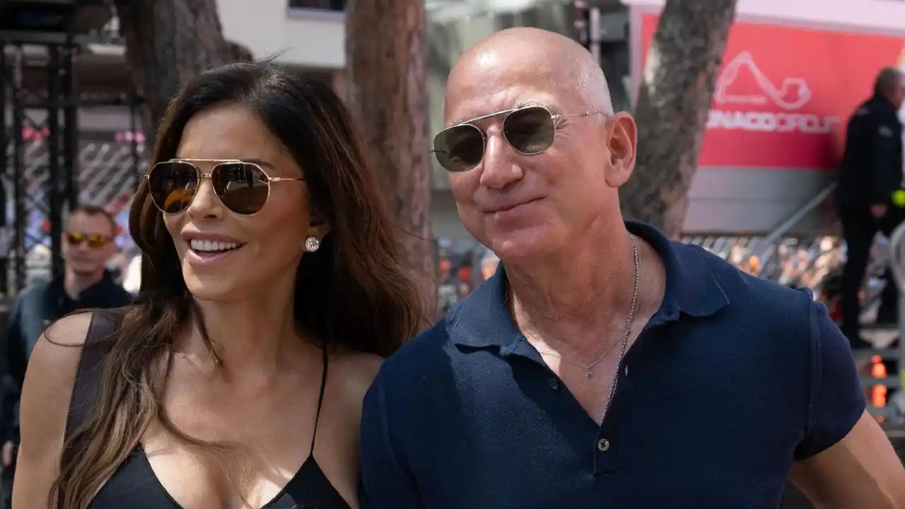 Image from RaiNews: *Venezia, proteste contro il matrimonio stellare Bezos-Sanchez. Zaia: ...
