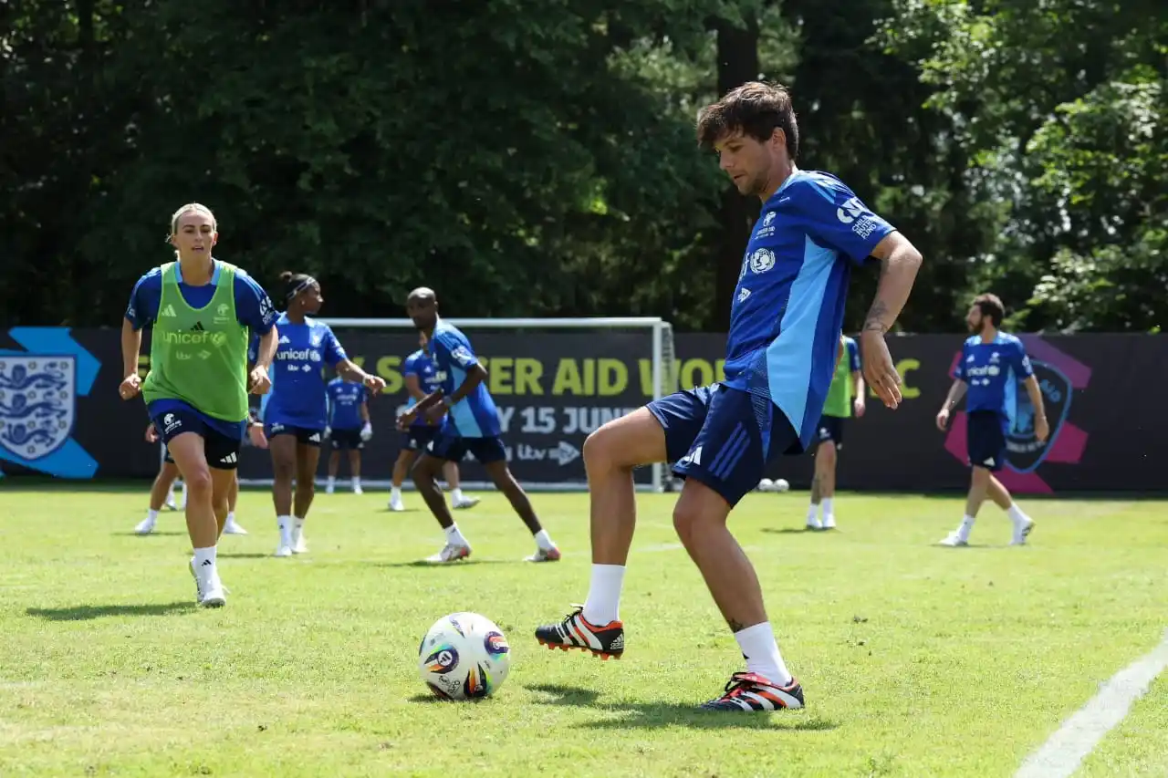 Image from UOL | Universo Louis Tomlinson: 🇽🇪 • Louis no campo de treinamento do Soccer Aid hoje! © Via ctto...