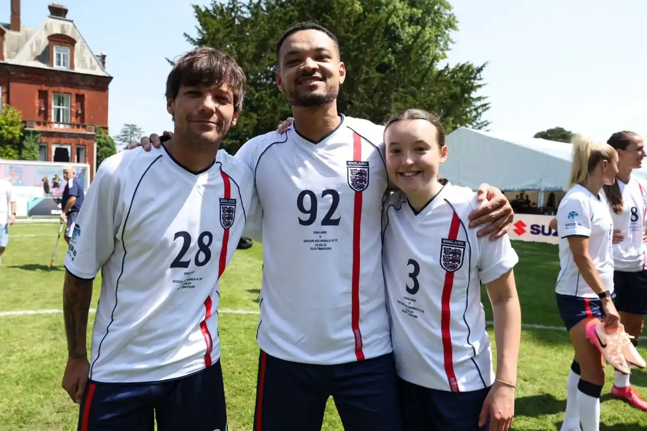 Image from UOL | Universo Louis Tomlinson: 🇽🇪 • Louis Tomlinson, Steven Bartlett e Bella no Soccer Aid. © Via ...