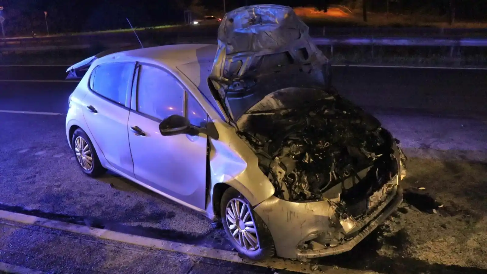 Image from Rhein-Neckar-Zeitung www.rnz.de: *Auto kracht in Streifenwagen*: Weil zwei Autos auf der B38 standen, w...