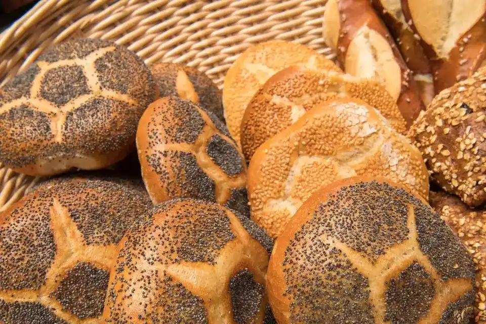 Image from Rhein-Neckar-Zeitung www.rnz.de: 🥐🌞 *Frische Brötchen an Pfingsten* Welche Bäckereien in der Region h...