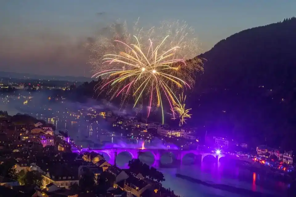 Image from Rhein-Neckar-Zeitung www.rnz.de: Guten Tag! 👉 Mit diesen Themen starten wir in den Donnerstag: 🎆 *He...
