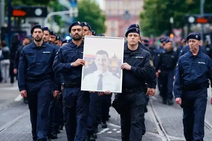 Image from Rhein-Neckar-Zeitung www.rnz.de: Guten Tag! Mit diesen Themen starten wir ins Wochenende: 🕯️🚔 *Ein J...