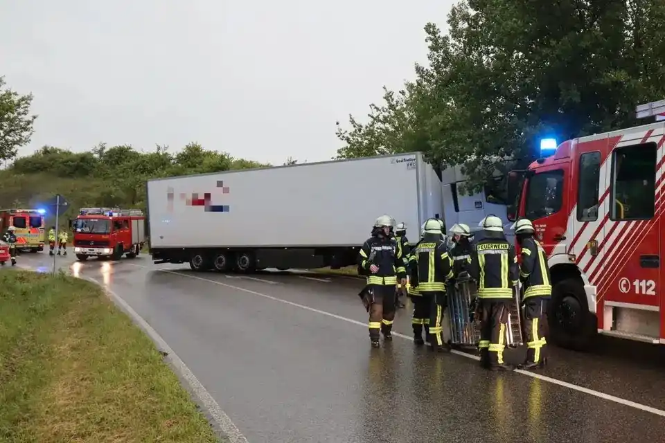 Image from Rhein-Neckar-Zeitung www.rnz.de: Hallo, die Themen am Sonntagmittag 🚒 *Bäume umgestürzt, Straßen gef...
