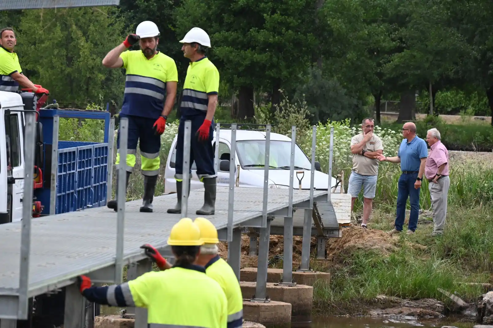 Image from Ayuntamiento de Ciudad Rodrigo: 🚧Instalada la pasarela peatonal sobre el río Águeda 👉El teniente de...