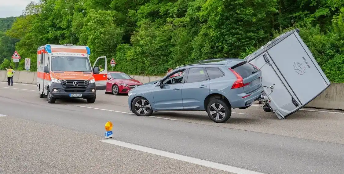 Image from Rhein-Neckar-Zeitung www.rnz.de: 🚐⛔ *Kilometerlanger Stau* Auf der A6 bei Sinsheim kam ein Wohnwagen i...
