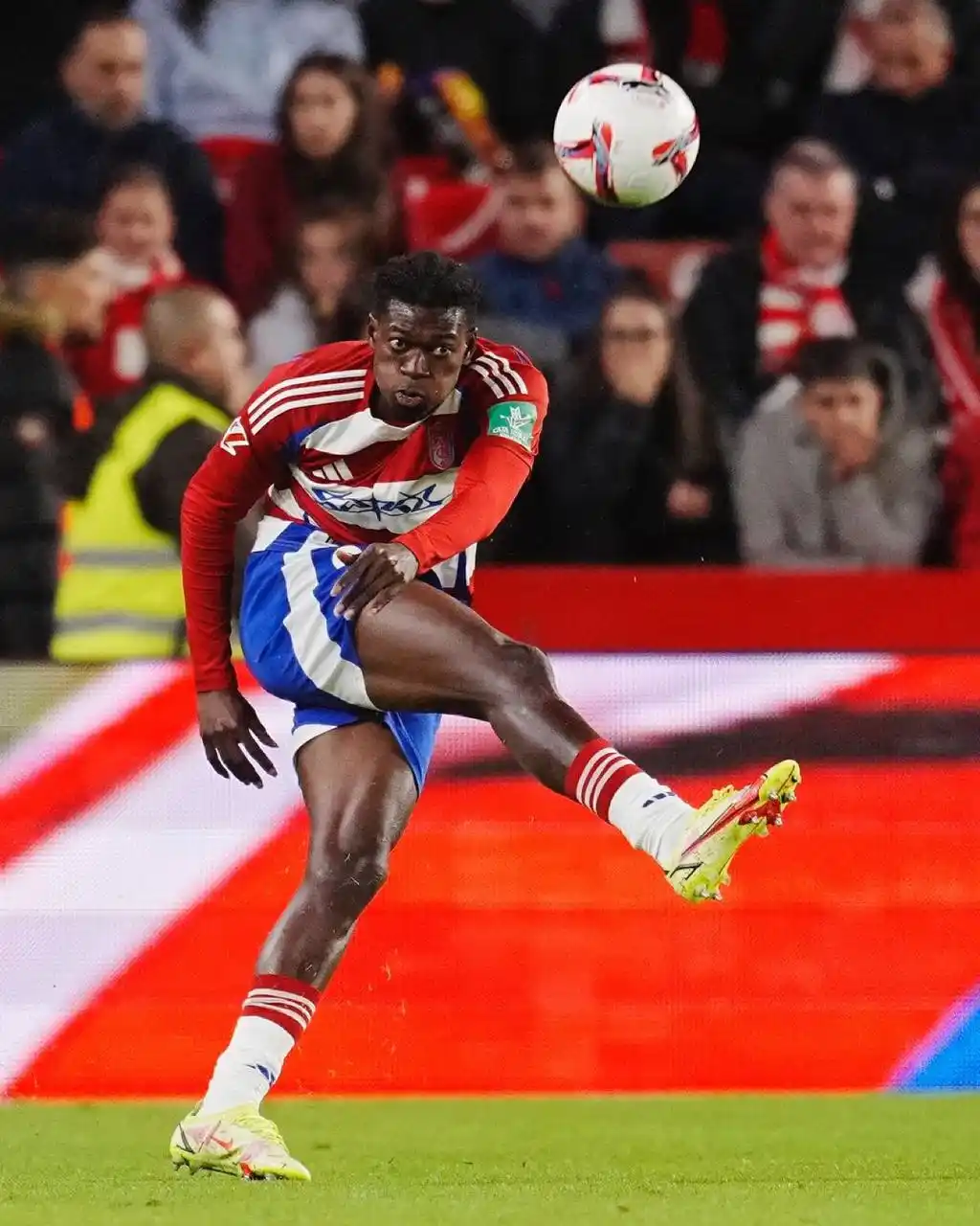 Image from ๐
๐๐๐๐๐๐๐ ๐๐๐๐ ๐๐๐ โฝ: ๐จ NEW: Real Madrid have made an offer to sign Granada's CB, Oscar Naa...