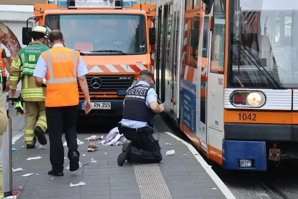 Image from Rhein-Neckar-Zeitung www.rnz.de: Noch mehr News für euch: 🚊 *Unter Bahn eingeklemmt*: Ein 40-Jähriger...