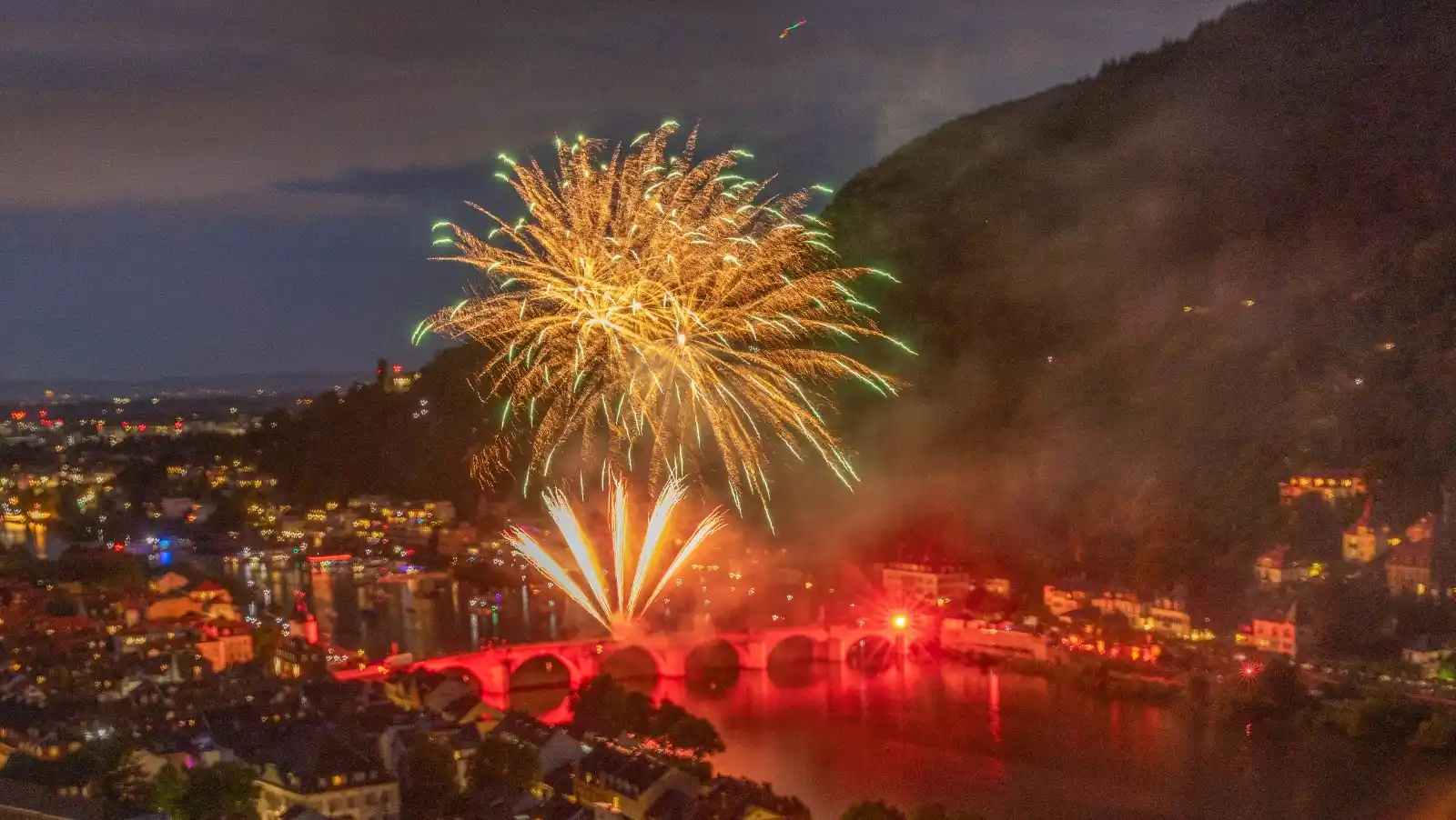 Image from Rhein-Neckar-Zeitung www.rnz.de: 🎆 *Schlossbeleuchtung strahlte trotz schlechtem Wetter*: Pünktlich zu...