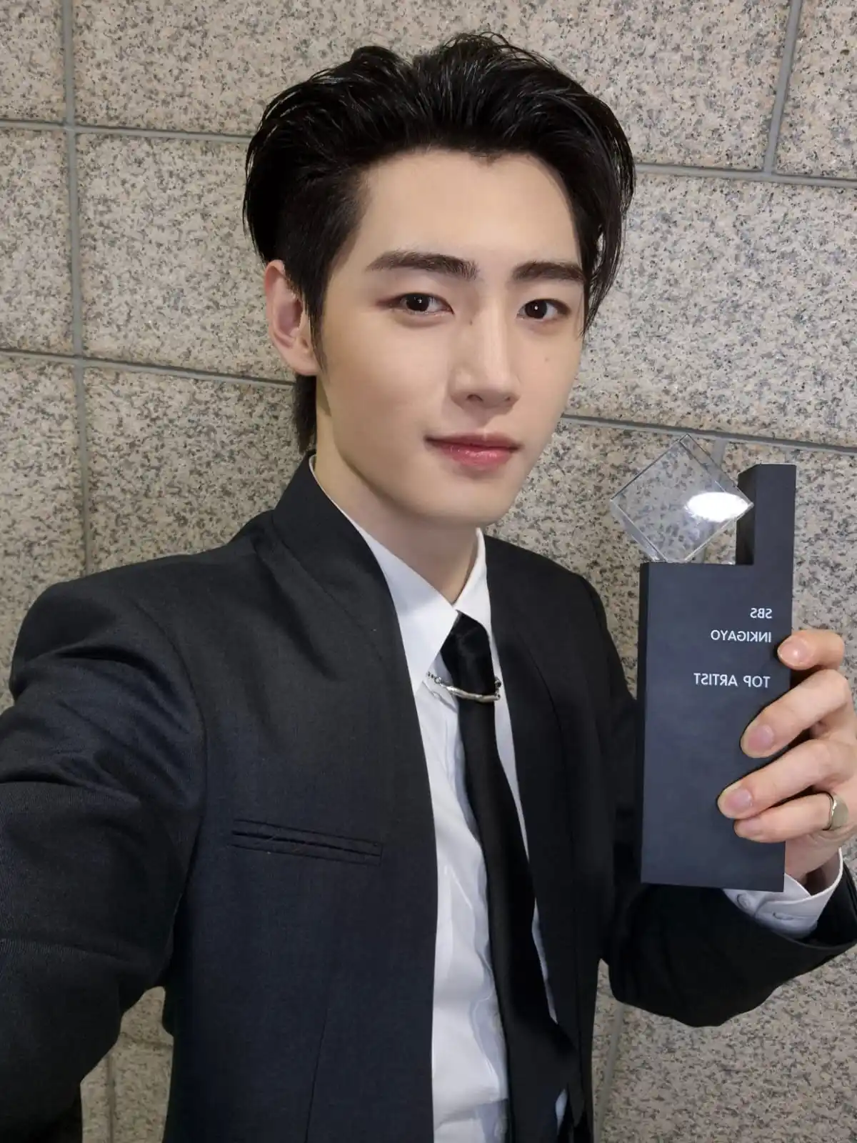 Image from E𝗻ֺ𝗵ִ𝘆𝗽֟፝𝝴ִ𝗻ֺ U𝗽֟፝𝗱ֵ𝝰𝘁𝝴ִ: *⋆｡‧˚ʚ[  SUNGHOON WEVERSE UPDATE ]ɞ˚‧｡⋆*  *˚ʚ🐧 :* Ini adalah pengharg...