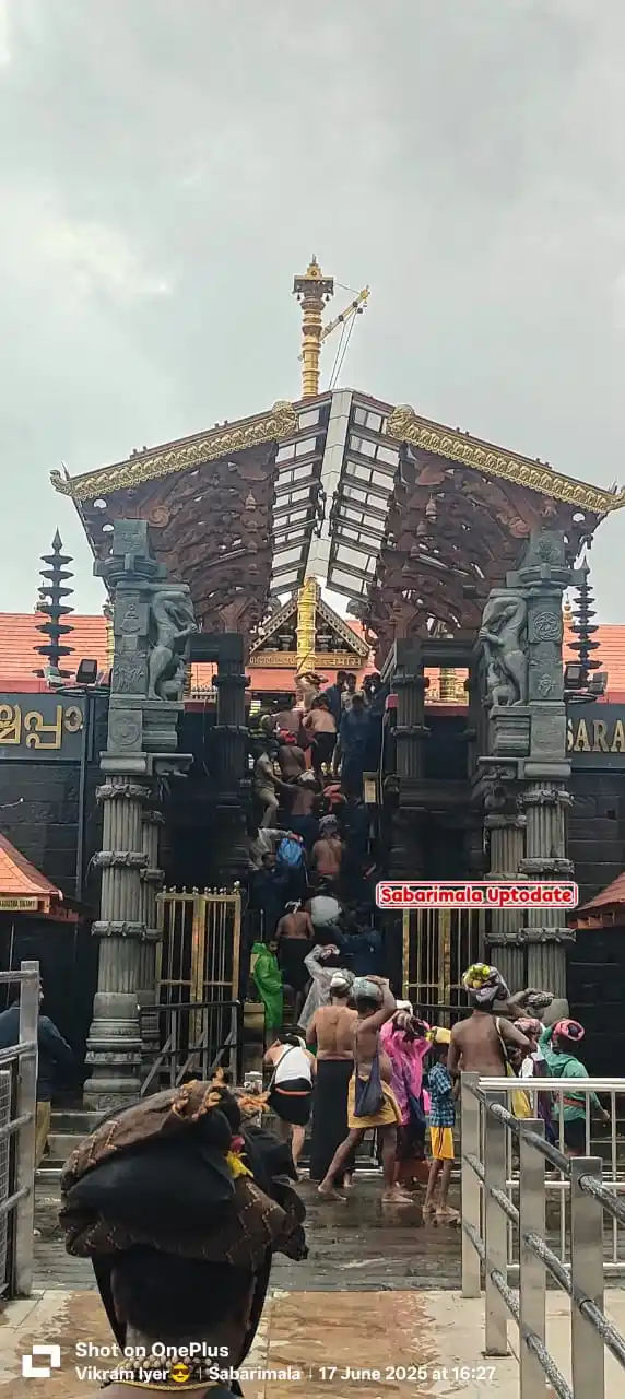 Image from 𝐒𝐚𝐛𝐚𝐫𝐢𝐦𝐚𝐥𝐚 𝐔𝐩𝐭𝐨𝐝𝐚𝐭𝐞: *4:30 PM Pathinettam Padi Visuals* 📸 Vikram iyer Sabarimalauptodate.i...