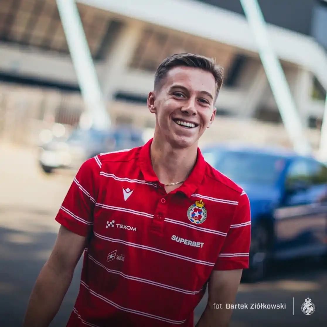 Image from Wisła Kraków 🔵⚪️🔴: A kogo my tu mamy 😎 Wiktor Staszak melduje się w Krakowie 👋...