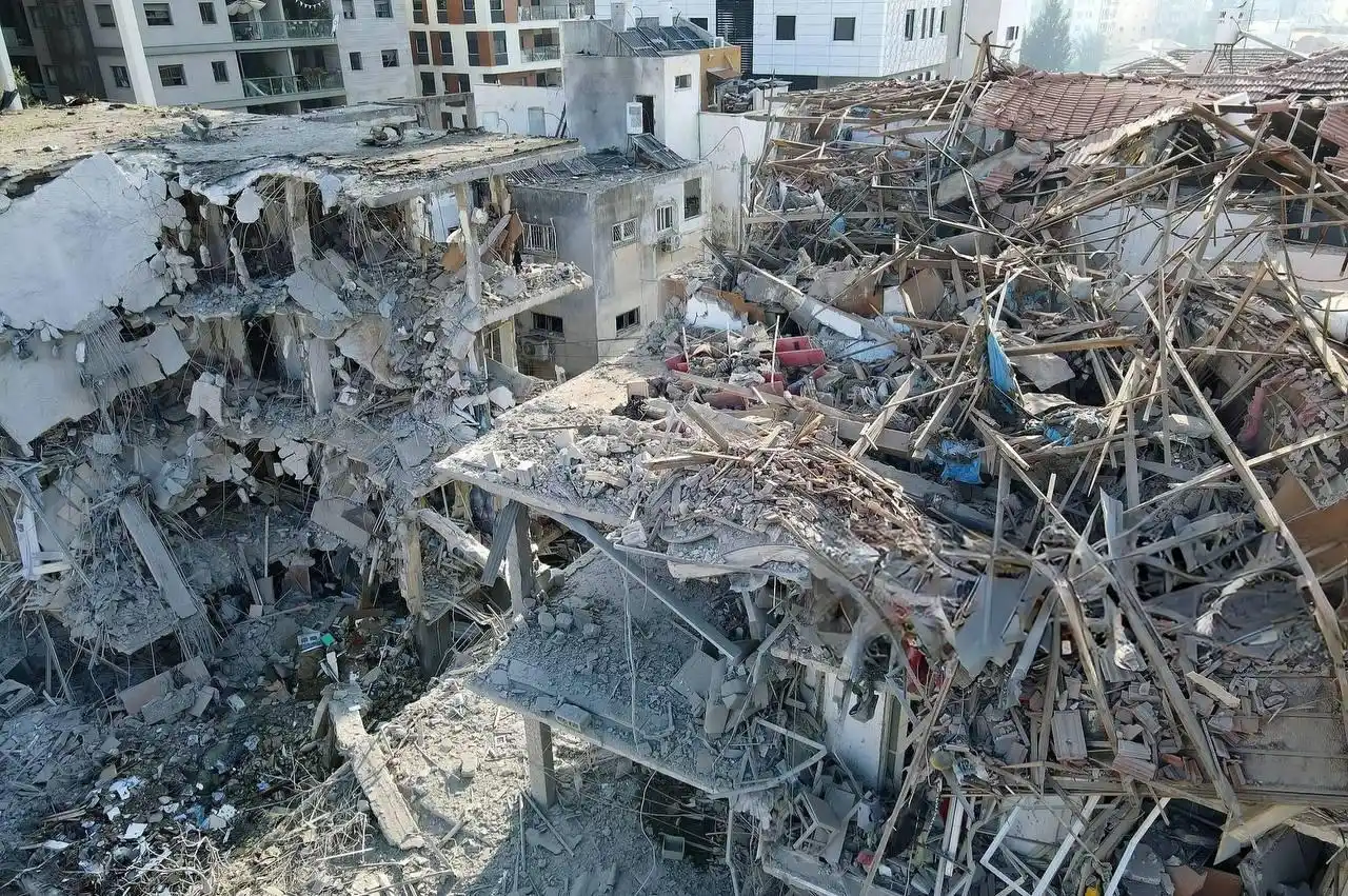 Image from إذاعة صوت القدس: 💥 عاجل || صحيفة "هآرتس" العبرية: ■ الصاروخ الإيراني قبل يومين تسبب ف...