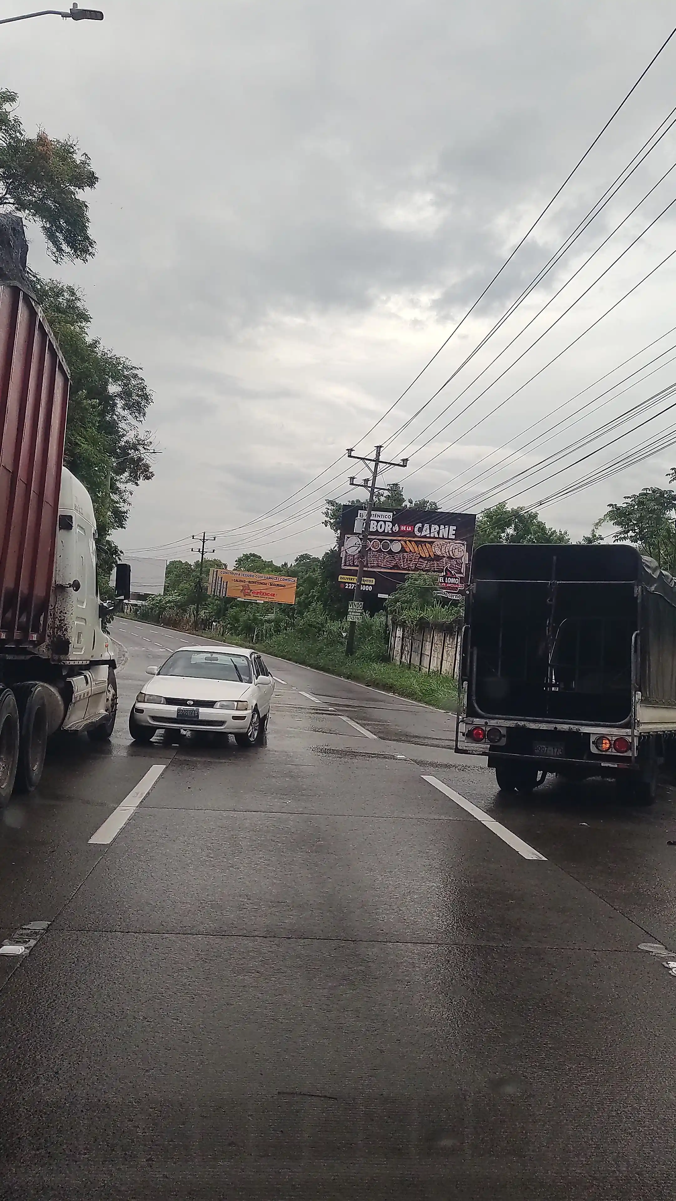 Image from ENFERMED Y Emergencias SV: Accidente bajando autopista Comalapa unos metros después del momento a...