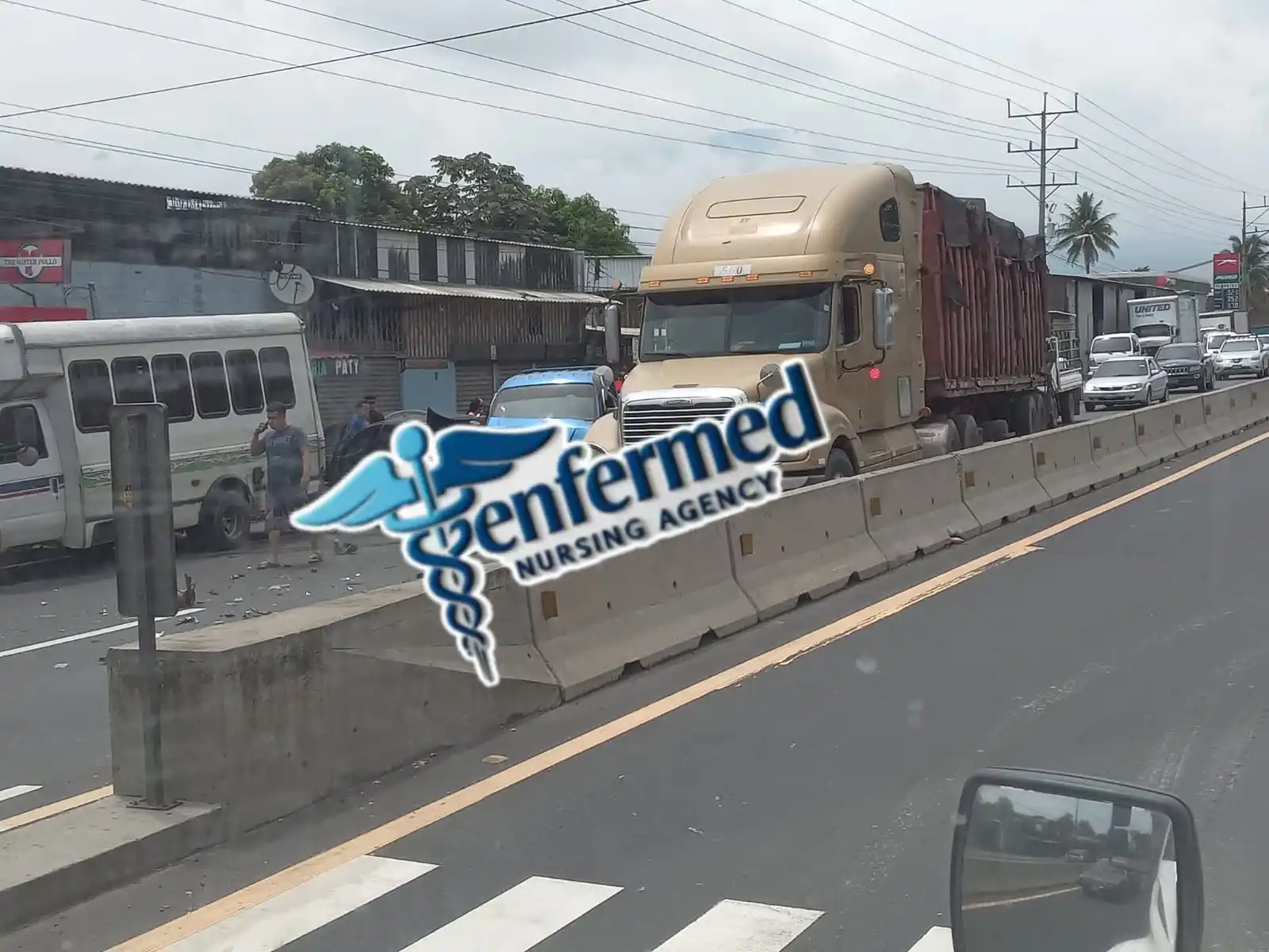 Image from ENFERMED Y Emergencias SV: 🚨⚠️🚨Accidente en la parada de la tabacalera. De san salvador hacia s...