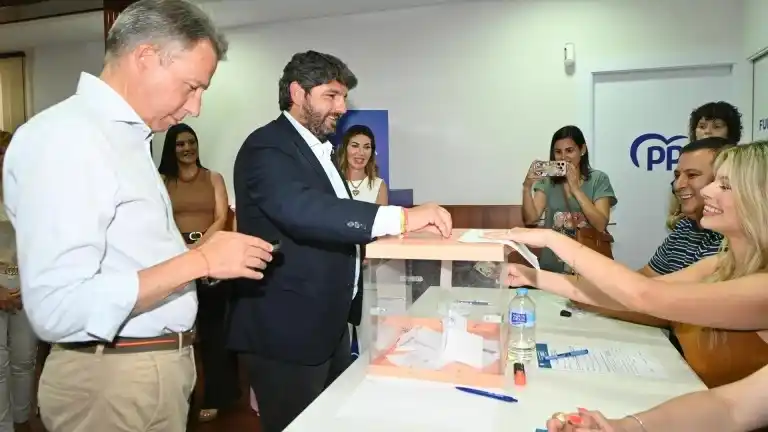 Image from Cope Lorca y Águilas: 🎙️@LopezMirasF : "Sánchez sigue en La Moncloa para tapar toda la corr...