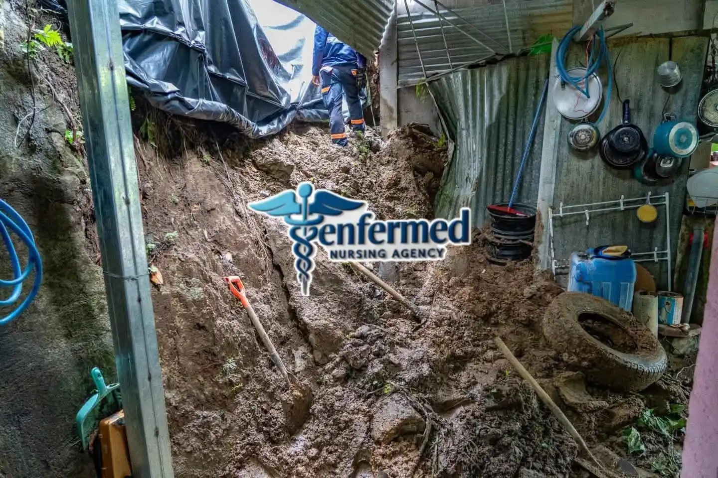 Image from ENFERMED Y Emergencias SV: 🚨ATIENDEN EMERGENCIA POR DESLIZAMIENTO DE TIERRA EN UNA VIVIENDA DE <...