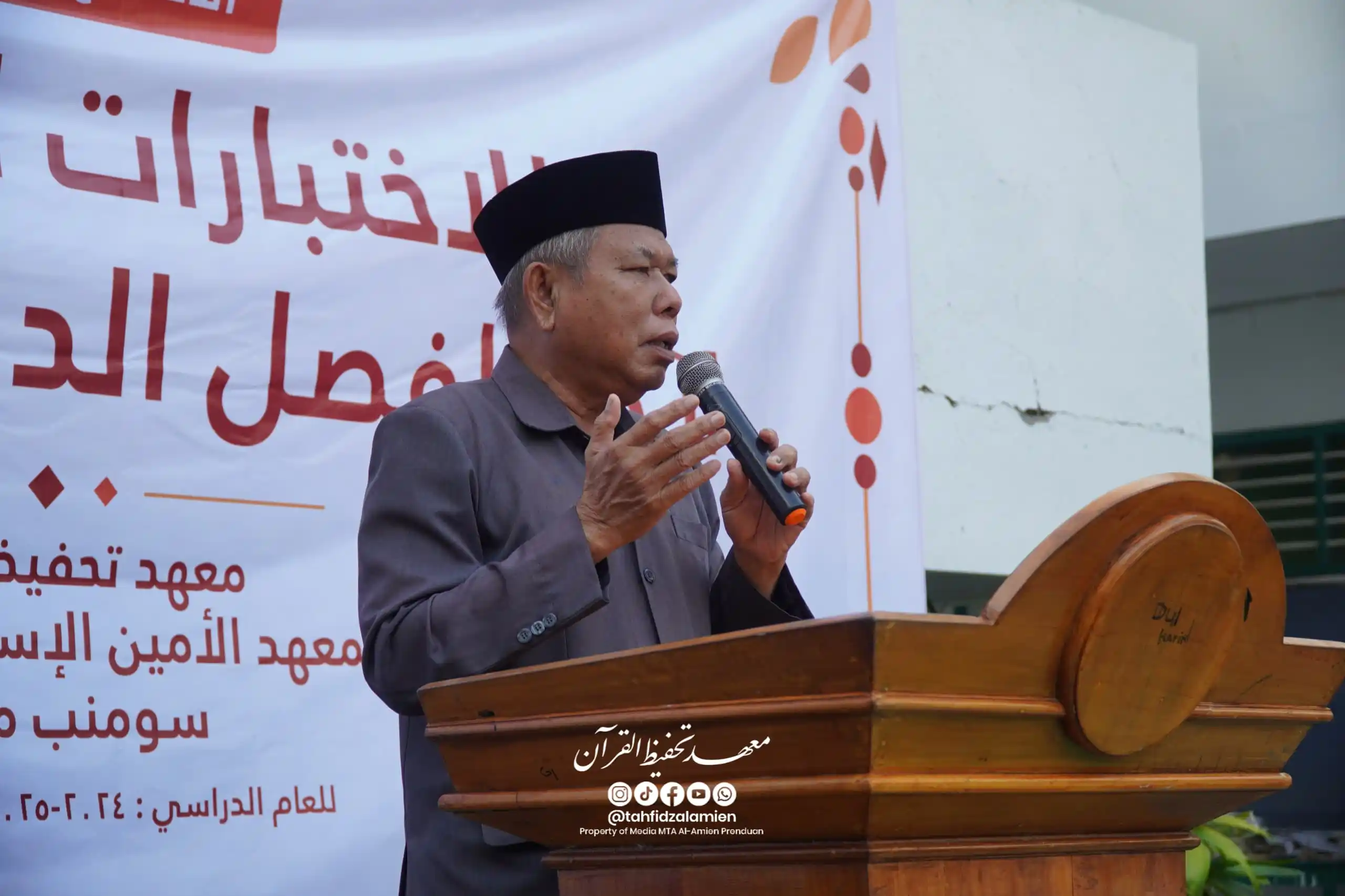 Image from MTA AL-AMIEN PRENDUAN: Ayahanda KH. Moh. Khoiri Husni, menutup tausiyah dengan doa, penuh har...