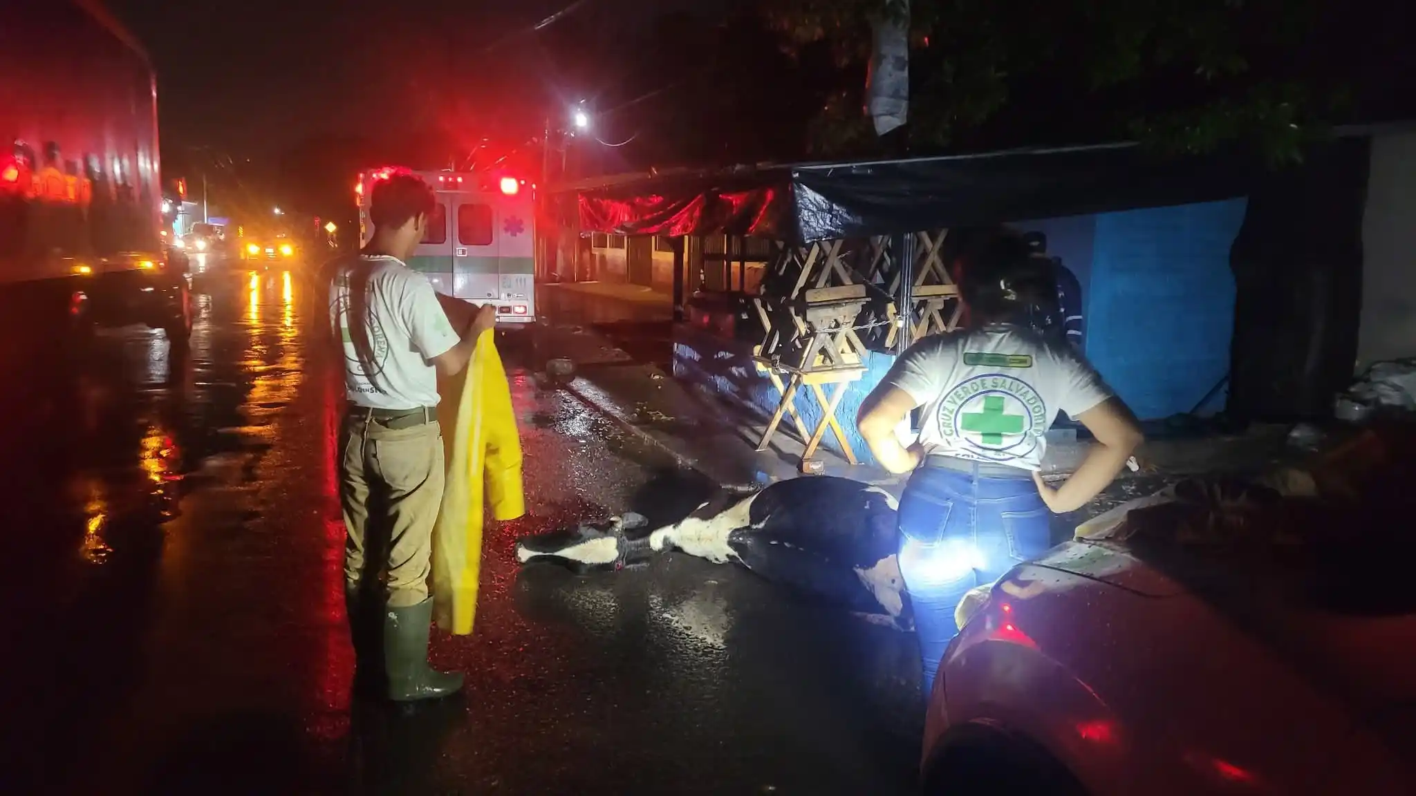 Image from ENFERMED Y Emergencias SV: Cruz Verde Aguilares atiende emergencia a esta hora de la noche en km3...