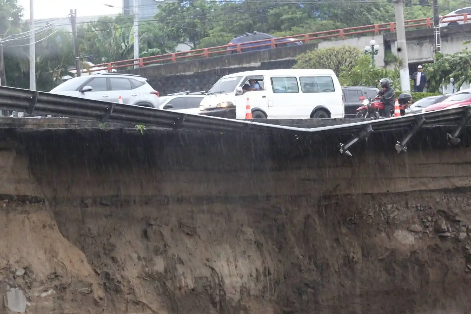 Image from ENFERMED Y Emergencias SV: Desbordamiento a causa del caudal del río que pasa en la quebrada El P...