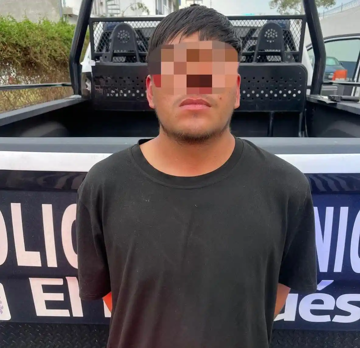 Image from Radar News Querétaro : 🔫👀🚨DETIENE A HOMBRE QUE PORTABA ÄRMÄ DE FUEGO EN EL MARQUÉS   Duran...