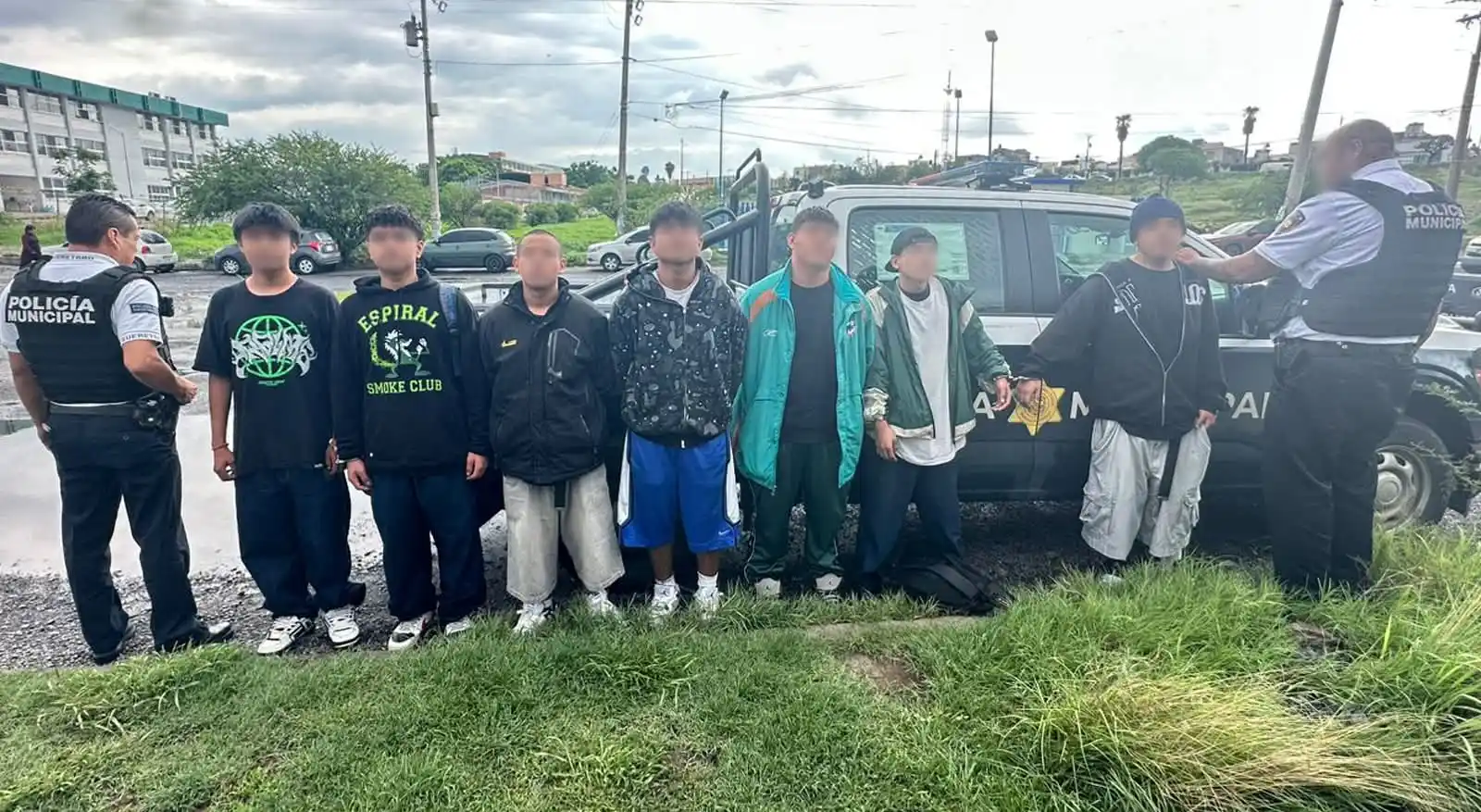 Image from Radar News Querétaro : 🎨👮♂️🚫 DETIENEN A 7 JÓVENES QUE GRAFITEABAN UN DREN DE <a class="te...