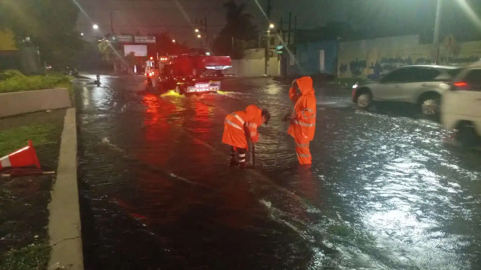 Image from ENFERMED Y Emergencias SV: En el sector de la plaza El Trovador, en San Jacinto, San Salvador, un...