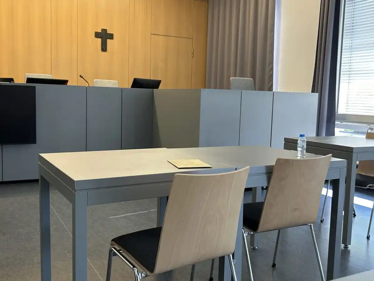 Image from OberpfalzECHO: *Erneut Fall aus Psychiatrie vor Landgericht Weiden – 20-Jährige dross...