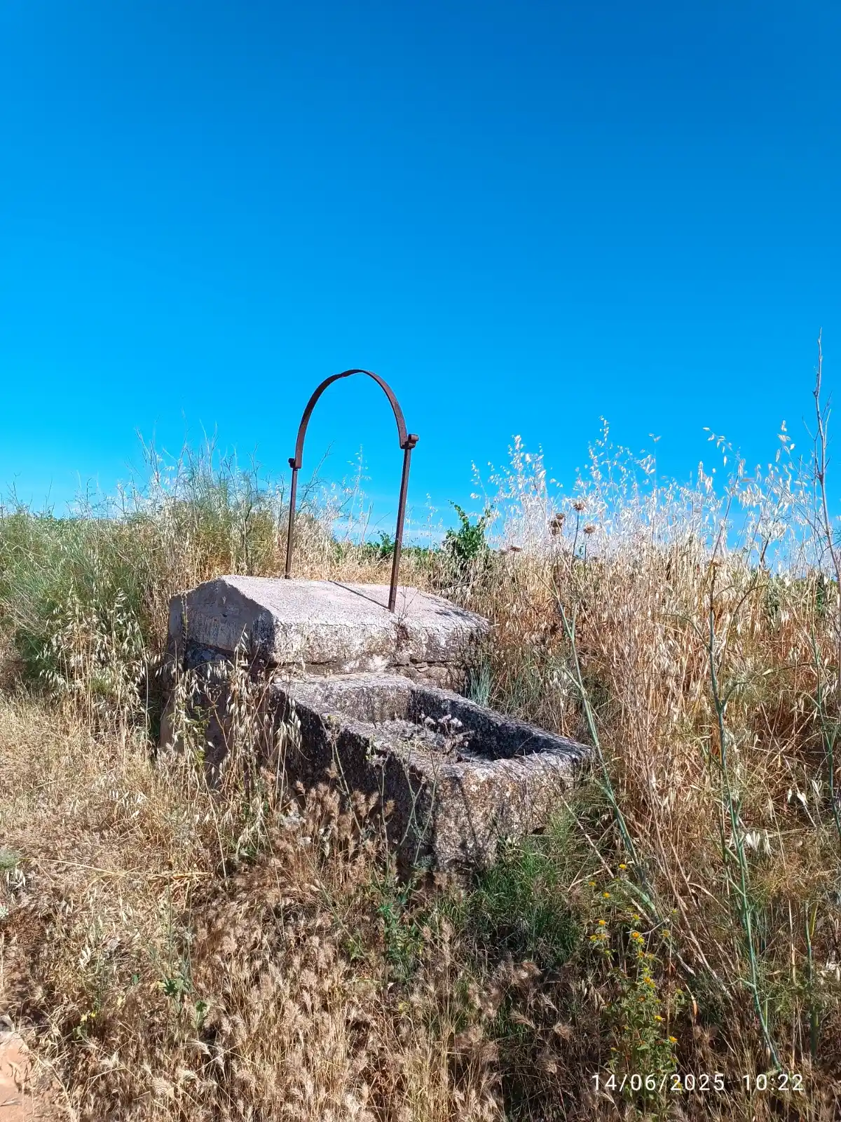 Image from Rutas "Vespineras" de los Pozos rurales⛲🌳🛵🏰🛖🕳️🦆: Está tapado totalmente con cemento. Tiene una pileta, también hecha de...