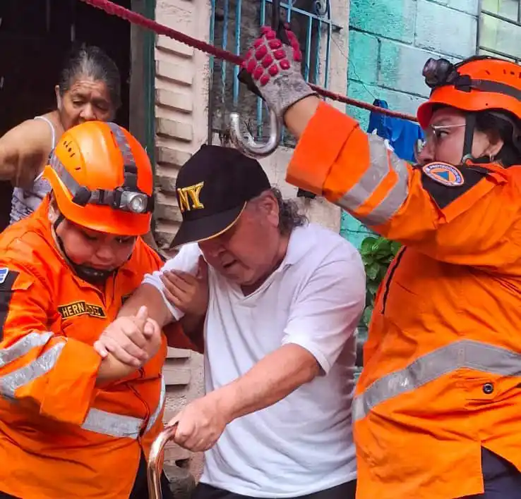 Image from ENFERMED Y Emergencias SV: 🚨 EVACUAN A PERSONA DE LA TERCERA EDAD PARA PONERLO A SALVO EN UN ALB...