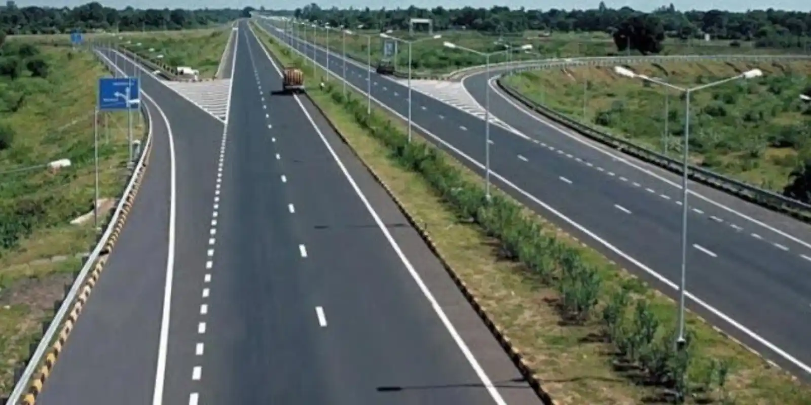 Image from Sahara Reporters: Heavy Flooding Cuts Off Motorists On Makurdi–Abuja Road As Tinubu Visi...