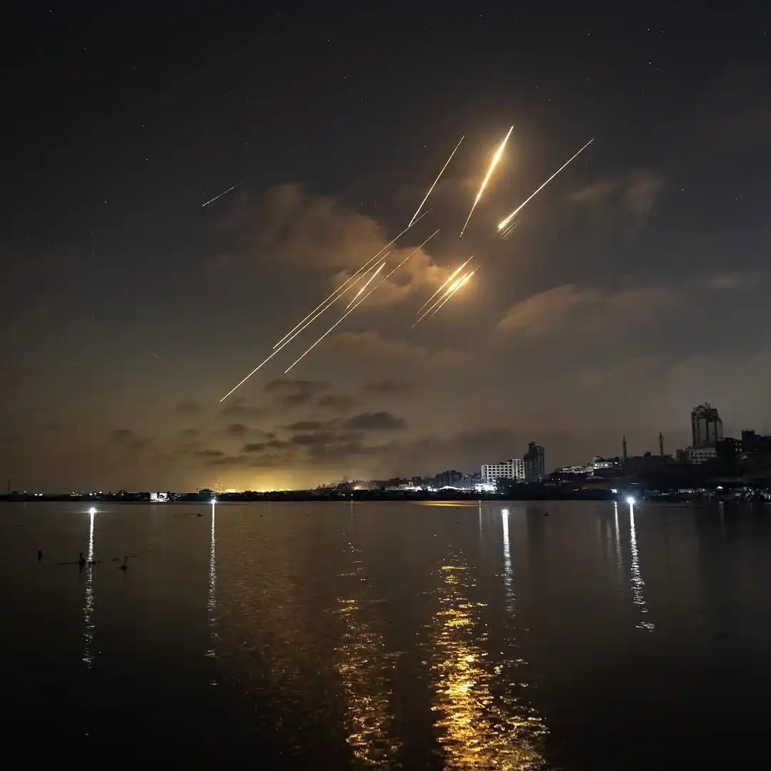 Image from Iran Update (اردو): 🇮🇷🇵🇸🏴☠️ Photos of Iranian missiles raining down on the zionist e...