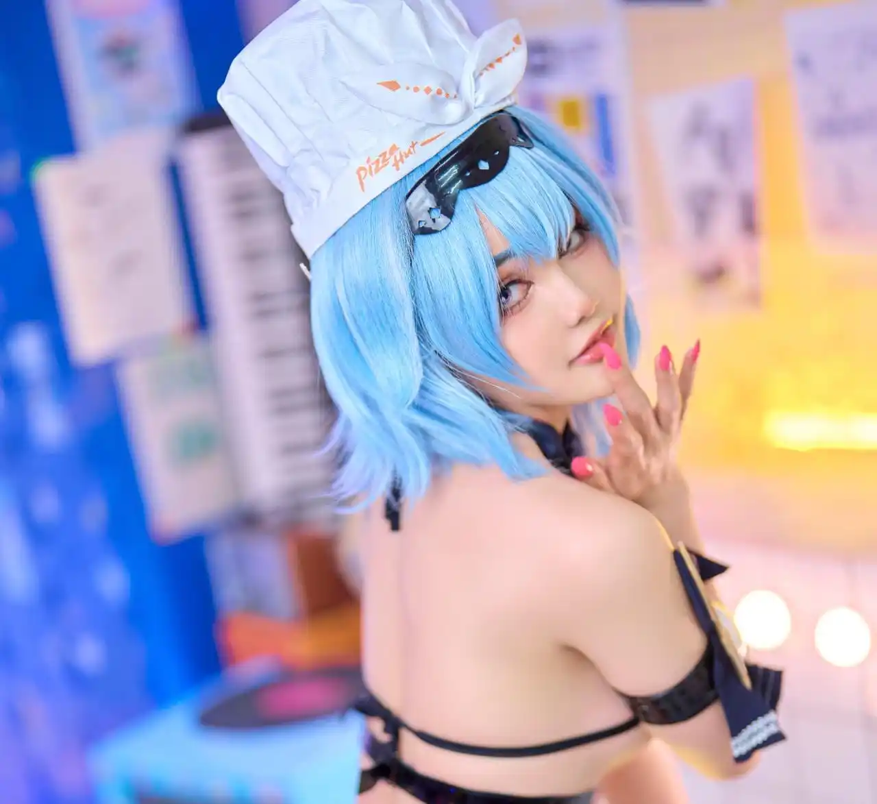 Image from Gudang Cosplay: Joyce (Joyce Lin2x) cosplay Eula Pizza – Genshin Impact Size: 400MB Li...