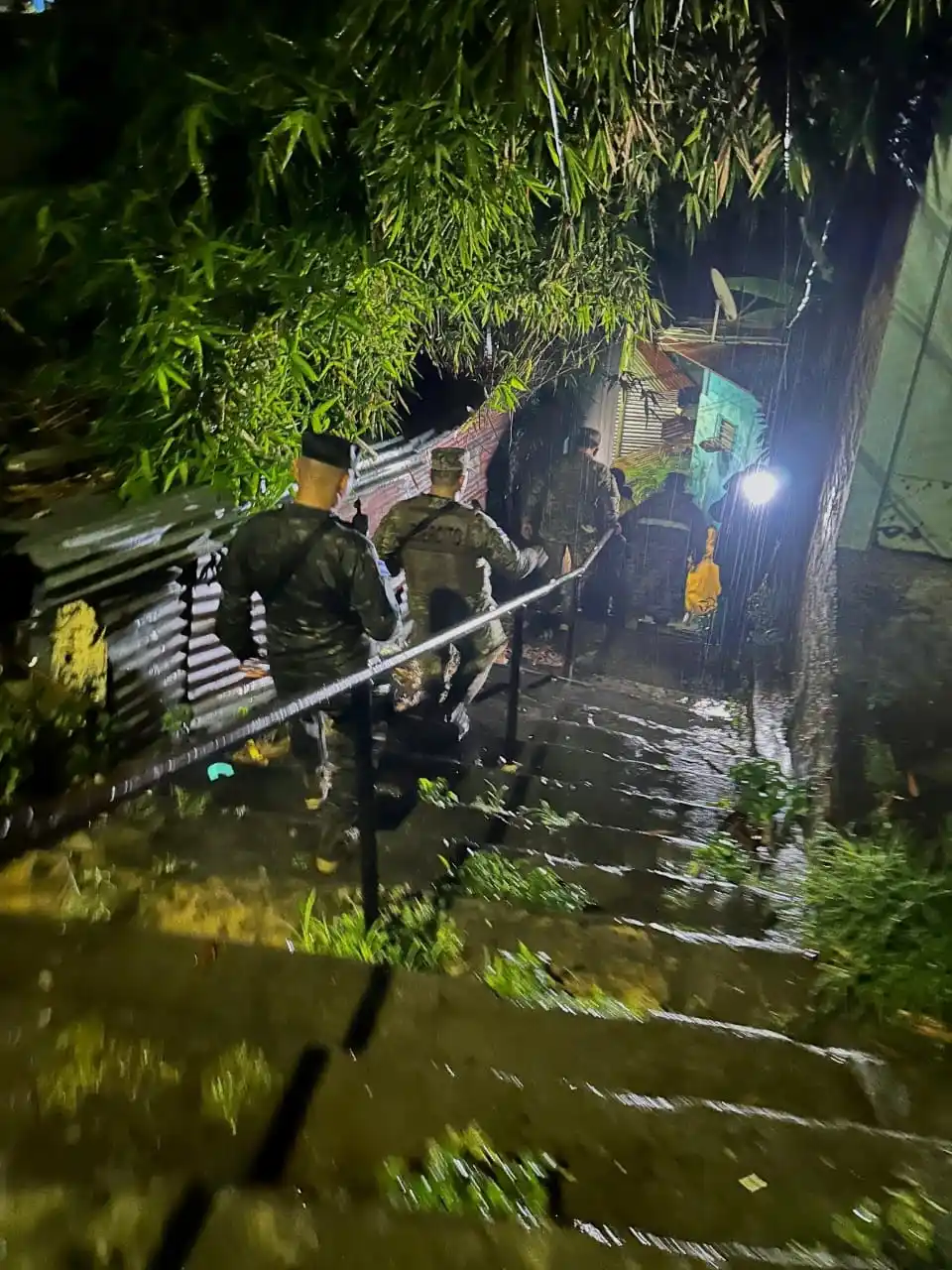 Image from ENFERMED Y Emergencias SV: La Fuerza Armada evacúa a familias de la Comunidad Nueva Israel, en Sa...