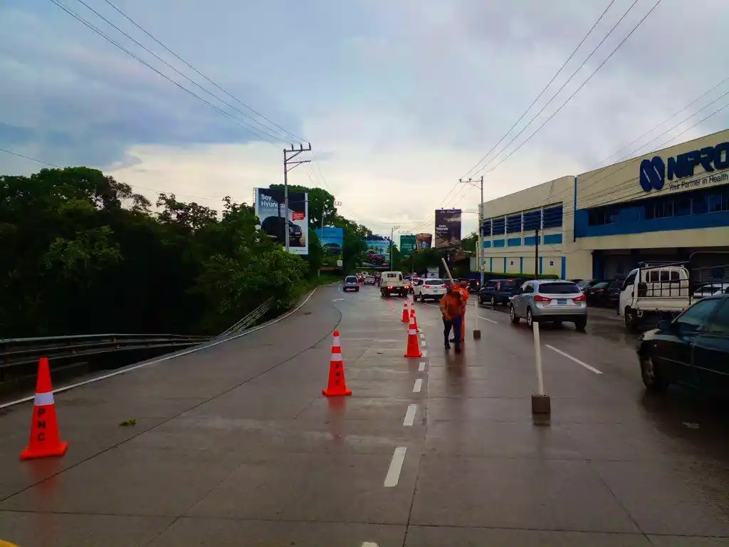 Image from MOPT El Salvador: Las lluvias provocaron un desbordamiento en la carretera Panamericana,...