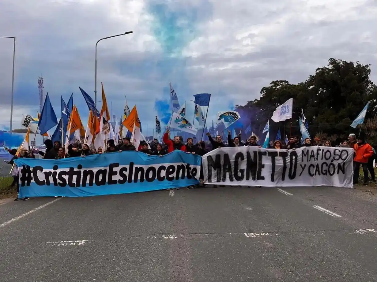 Image from La Cámpora: Mar del Plata. PD: Montenegro sos un mulo de Milei....