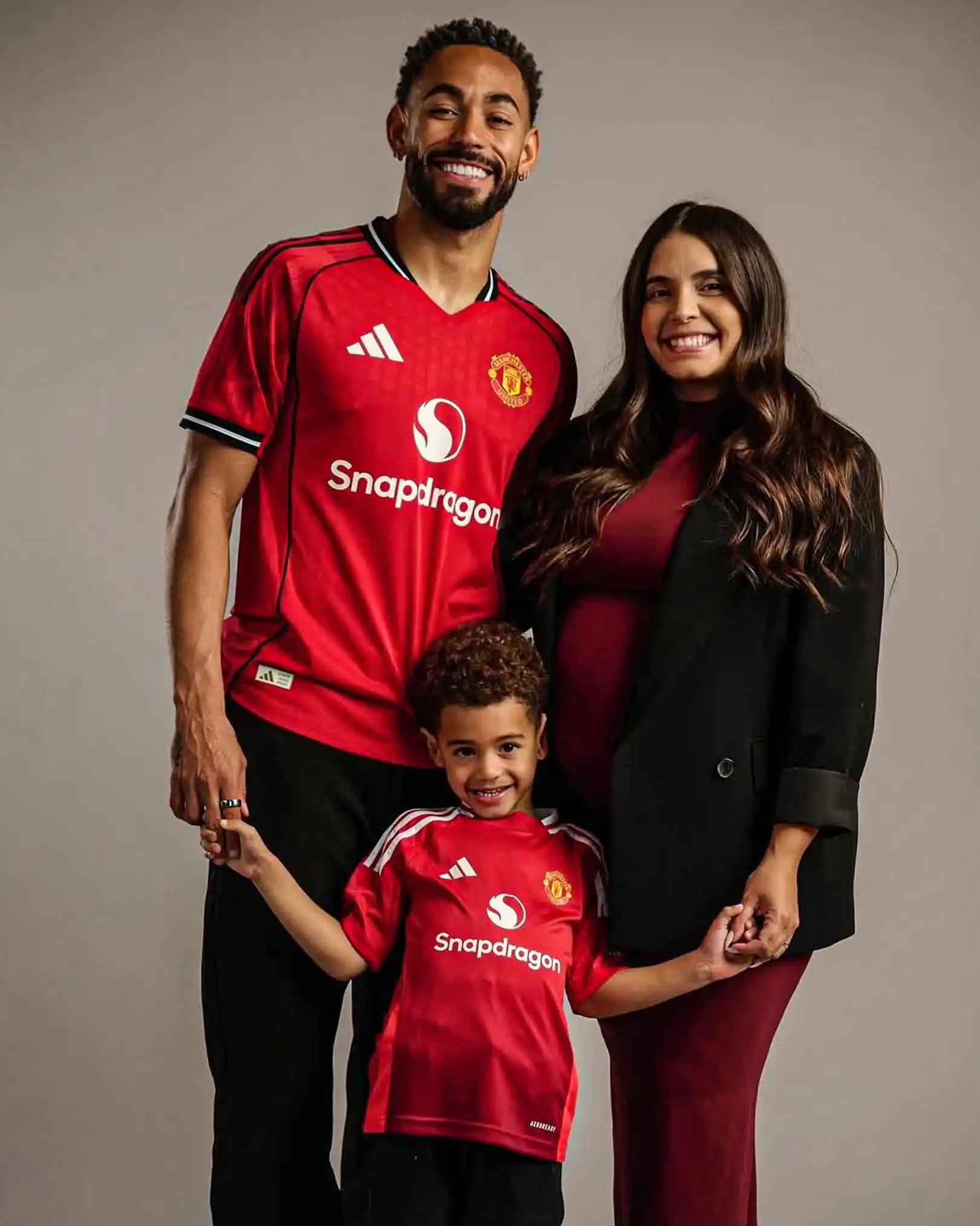 Image from MUFC INDONESIA🇮🇩🇲🇨: Matheus Cunha dan keluarganya 🥹 join facebook grup ⚔️https://www.fac...
