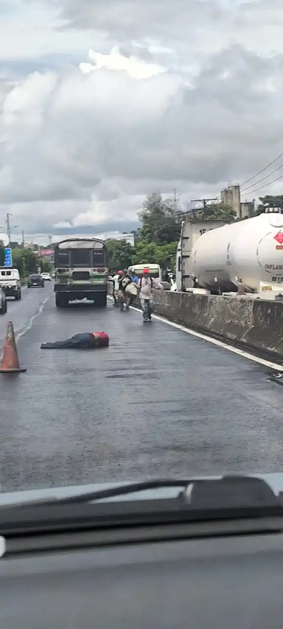 Image from ENFERMED Y Emergencias SV: Persona fallecida a la altura de San Martín carretera Panamericana... ...