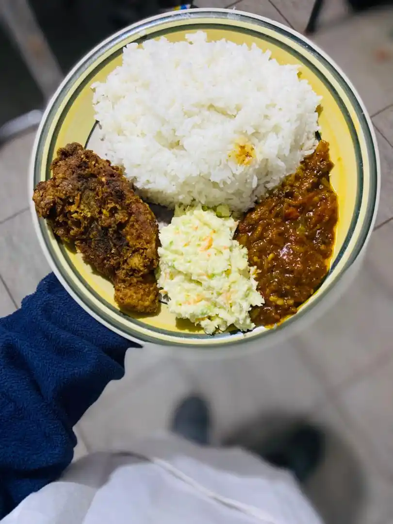 Image from *ZIM* ๐๐ข๐ข๐ ๐ฅ๐๐๐๐ฃ๐๐ฆ: Plate 1 Rice with some chilli soup and some crispy chicken and coslow...
