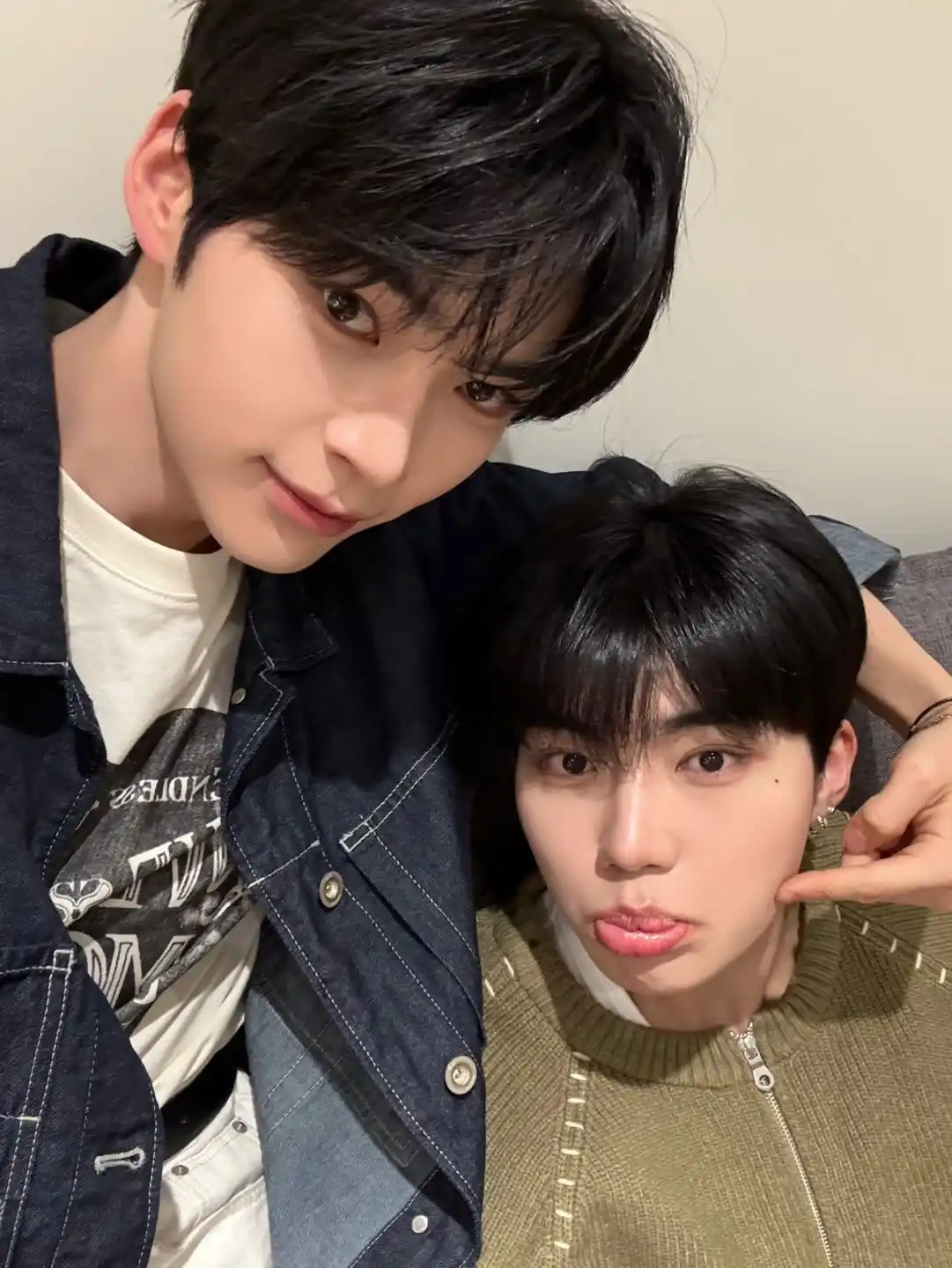 Image from +CHAT ┊ ZEROBASEONE: ⌕ 📩🐻 +CHAT 250613 [08:54 PM KST]  🐻: [Foto] 🐻: Conmemoración del c...