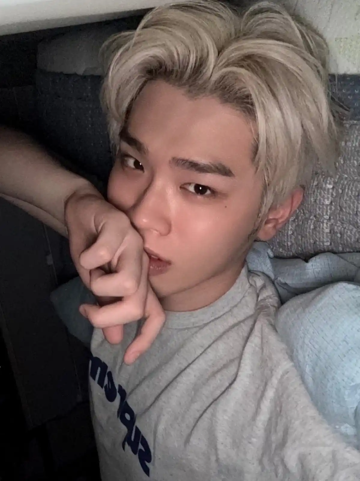 Image from +CHAT ┊ ZEROBASEONE: ⌕ 📩🐥 +CHAT 250615 [06:44 PM KST]  🐥: [Foto x2] 🐥: Está lloviendo~ ...
