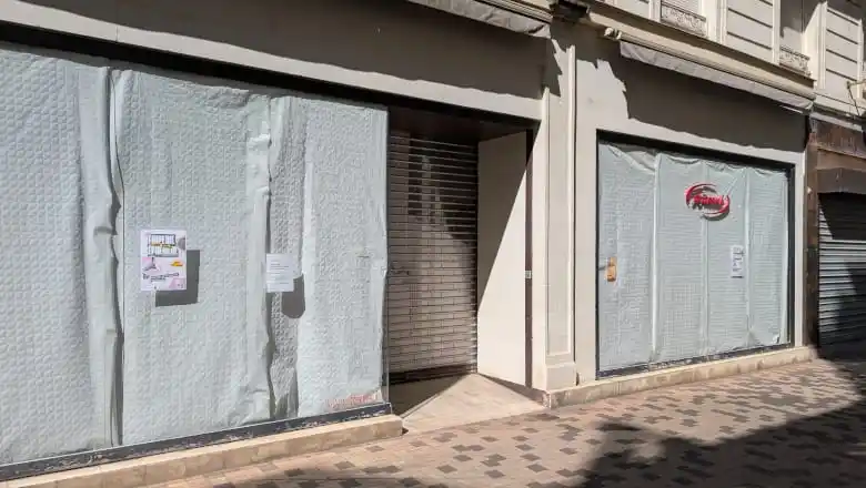 Image from Angers Villactu: *Plusieurs magasins baissent le rideau rue Saint-Aubin* _Les coups ...