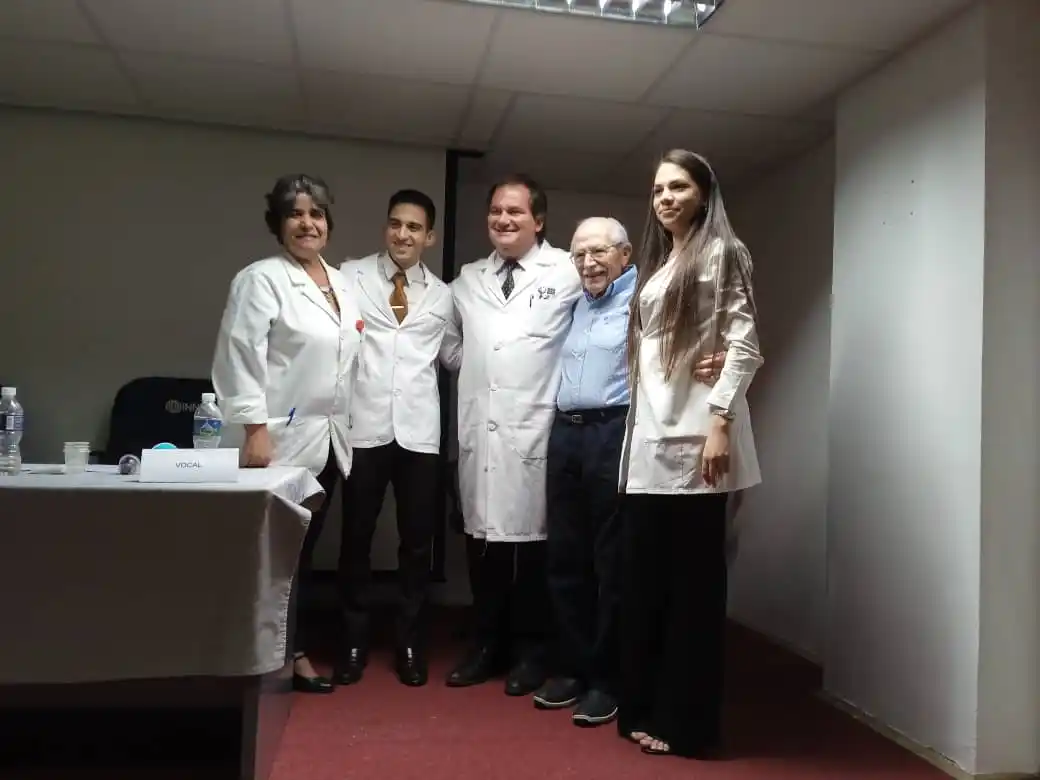 Image from NeuroFinlay: *"Queridos colegas y ahora brillantes especialistas:* Hoy celebramo...