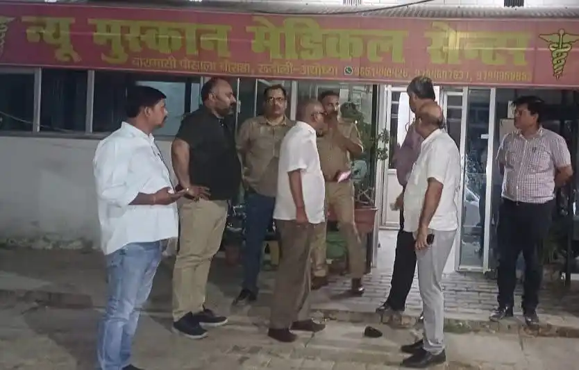 Image from 𝐓𝐡𝐞 𝐓𝐞𝐥𝐞𝐜𝐚𝐬𝐭 𝐍𝐞𝐰𝐬: *रुदौली में देर रात CMHO की छापेमारी, न्यू मुस्कान मेडिकल सेंटर सील* *...