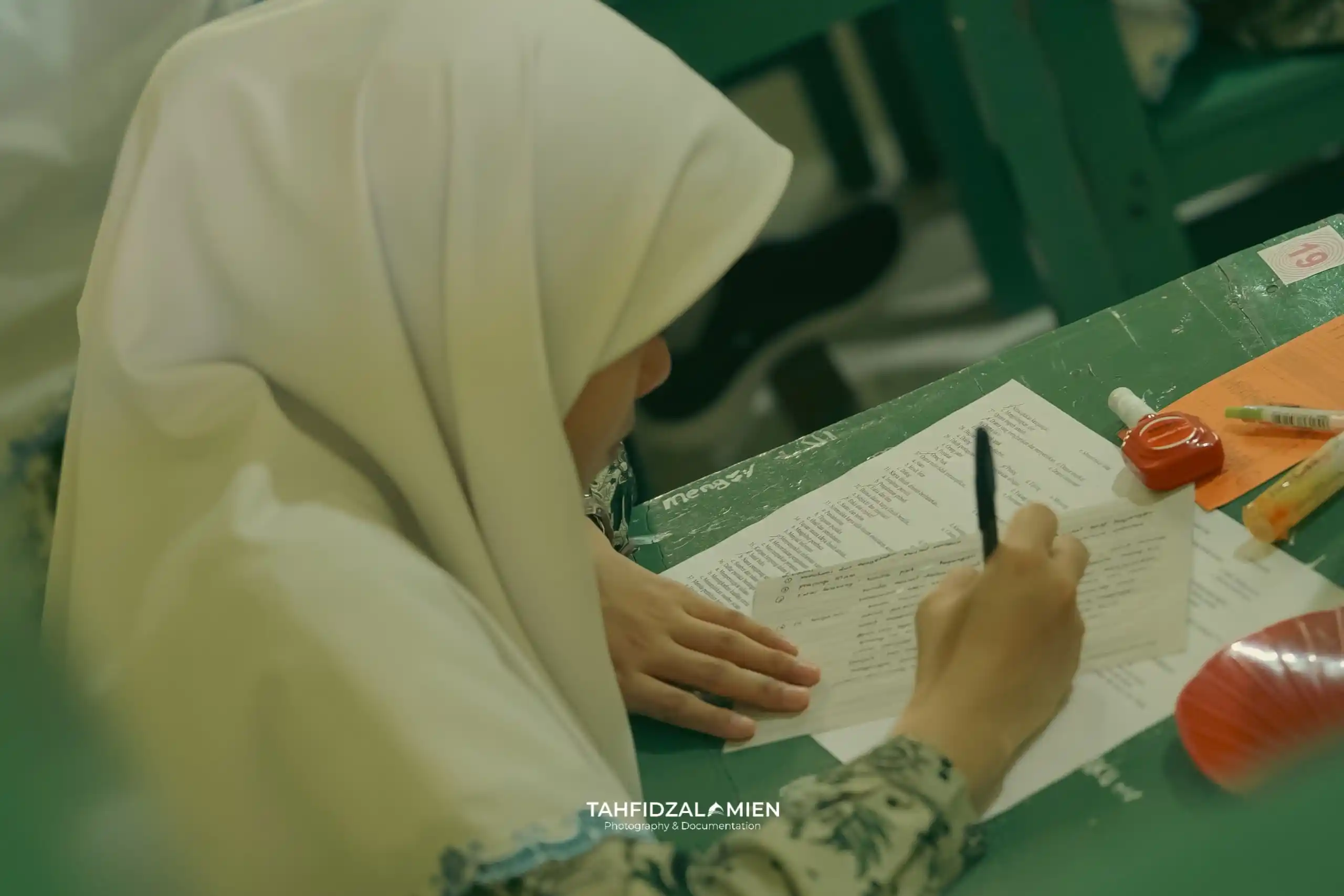 Image from MTA AL-AMIEN PRENDUAN: Santri Putri, tampak khidmah mengerjakan soal-soal ujian. Sebagaimana ...