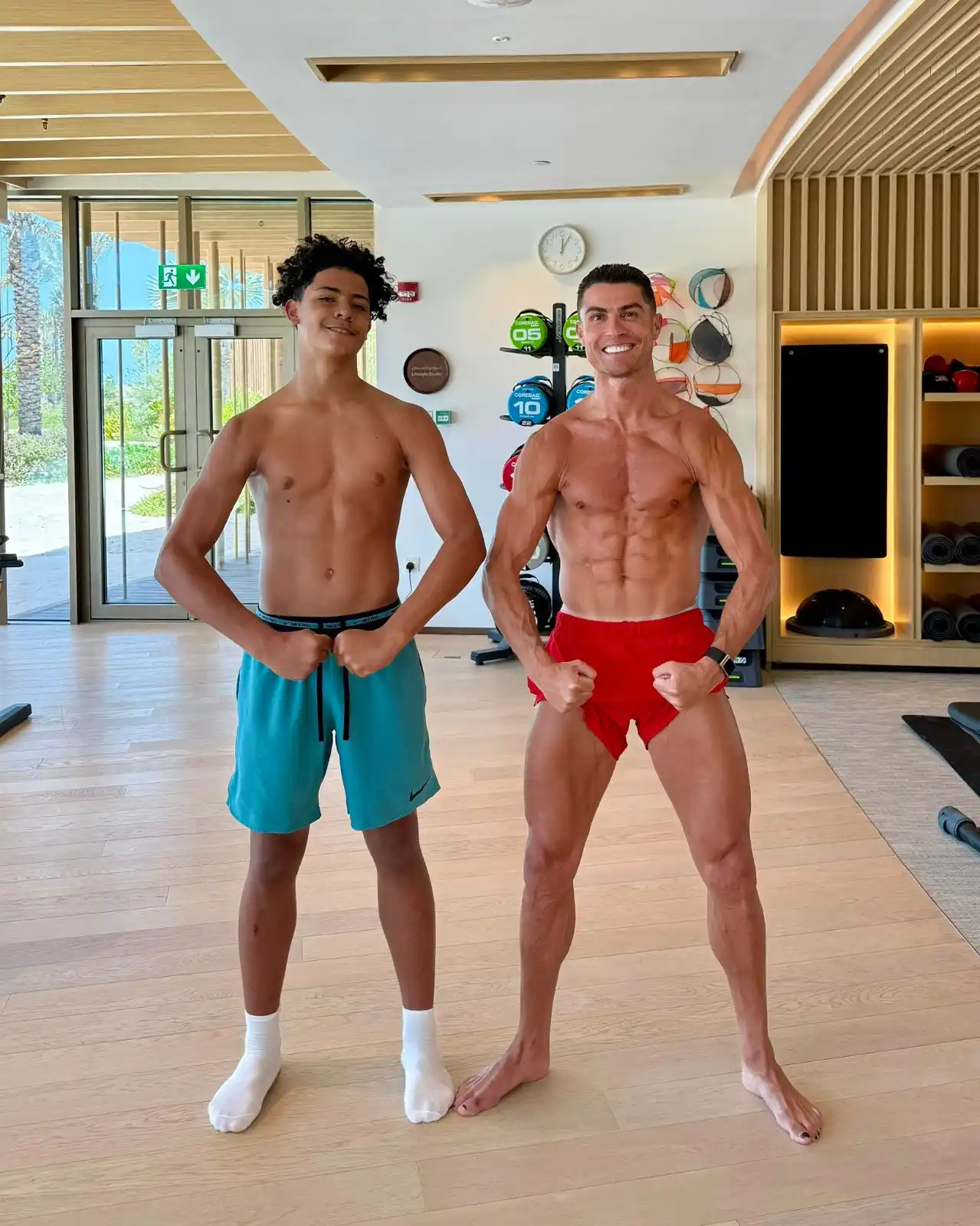 Image from Foot Africa: « Tel père, tel fils 💪😂 » Cristiano Ronaldo sur Instagram. 📲...