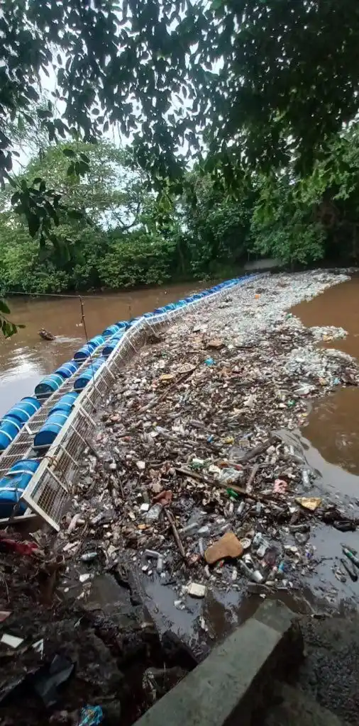 Image from MOPT El Salvador: Toda esta basura logró detener el sistema de Ríobardas en el río Sensu...